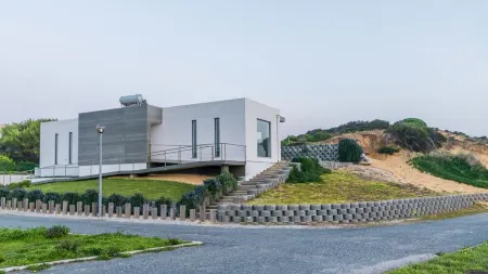 Villa with swimming pool 800 m from the beach.