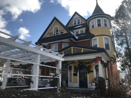 A Moment in Time Bed and Breakfast Отели рядом с достопримечательностью «Башня Скайлон»