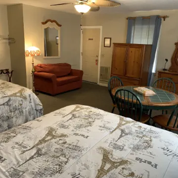 Phillips Historic Motel & Cottages