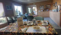 The Vines Motel & Cottages - Breakfast