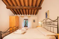 Agriturismo I Casali - A stone farmhouse from 1850 with pool