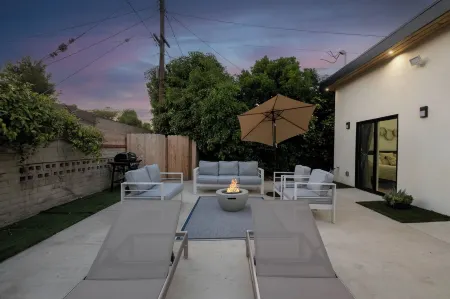 Luxury 3-Bedroom Home with Pool in Vibrant Los Angeles Отели рядом с Аэропорт Боб Хоуп