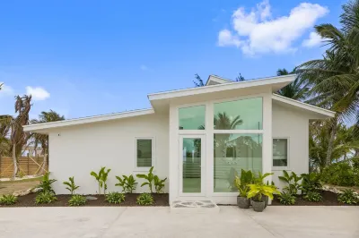 Seahaus • Newly Renovated Luxury Beachfront Home • 酒店