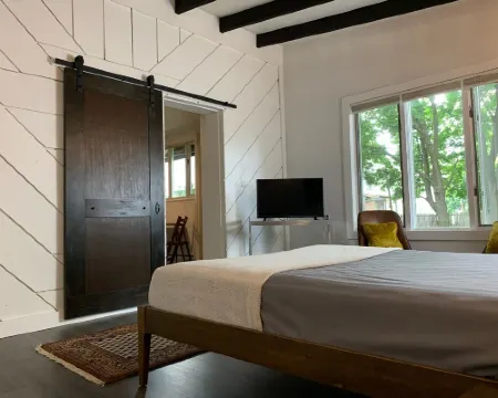 Pet Friendly 1 BR Apartment in Uptown Kingston + Huge Backyard & Full Kitchen キングストンのホテル