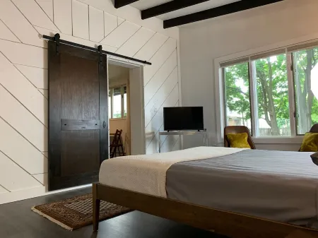 Pet Friendly 1 BR Apartment in Uptown Kingston + Huge Backyard & Full Kitchen