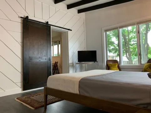 Pet Friendly 1 BR Apartment in Uptown Kingston + Huge Backyard & Full Kitchen