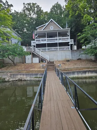 quiet & clean lakefront, private dock&hot tub