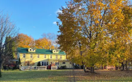HollyKissHudsonValley Renovated 1900 Lodge, Full House, including Guest Suite
