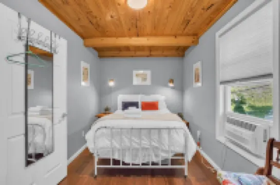 Mountain Koru Near Trails & Town 2 Bedroom Cabin