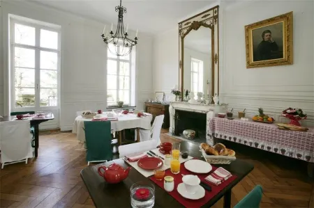 Le Château de Philiomel Отели в г. Перн