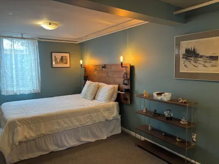 Beachside Basement Apartment Отели в г. Дулут