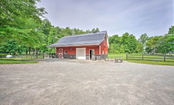 Shipshewana Guest House with Fire Pit!