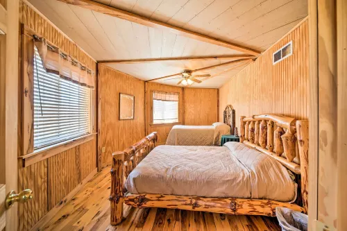 Rustic Iowa Cabin 10 Mi to Maquoketa Caves - 3-Star
