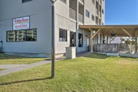 Gulf Shores Condo: Covered Balcony & Beach Access