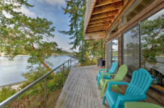 Waterfront Bainbridge Island Home: Stunning Views!