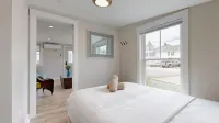 Ocean Waves and Large Deck - Cozy Seaside Cottage