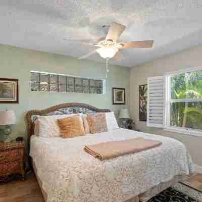 Your own Tropical Oasis with a fabulous pool 1 min from the beach Rooms