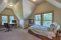 Fruita Victorian Home w/ Hot Tub + Mountains! - balcony