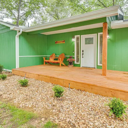 Cotter Home w/ Deck ~ 1 Mi to Big Spring Park!
