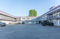 Knights Inn North Bay - parking