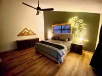 Onyx Grove Cabin • 2 bedrooms & HOT TUB!