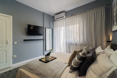 Chic Black & White 2Br Retreat on Dambovitei Hotell i Sektor 5