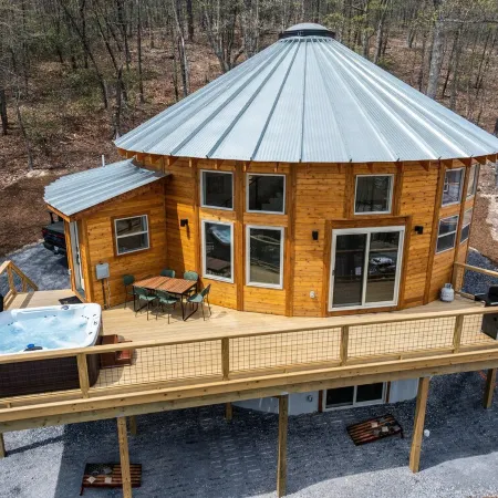 Yurt, Mins to Slopes, Hot Tub, Arcade Room, Pool Table, PS5, Fire Pit EV Charger