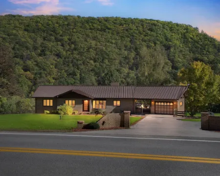 Bear Paw Cottage- 12 Mins To Seneca Rocks 3 Bedroom Cottage Hotels in Union