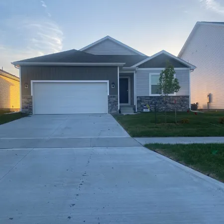 Is this Heaven? No It’s Iowa!4-bedroom home on pond in welcoming Ankeny w/Wifi