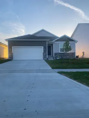Is this Heaven? No It’s Iowa!4-bedroom home on pond in welcoming Ankeny w/Wifi