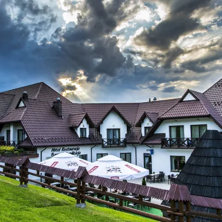 Kompleks Beskid z Basenem I Stokiem Narciarskim - Blisko Babiej Góry