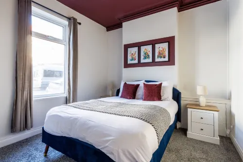 Darlington 4BD Home: Modern Comfort & Free Parking