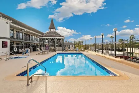 Anaheim Camelot Inn & Suites Отели рядом с достопримечательностью «Дисни Калифорния Адвенчер Парк»