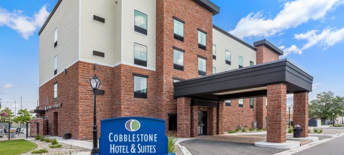 Cobblestone Hotel & Suites - de Pere Green Bay Hotels in Brown County