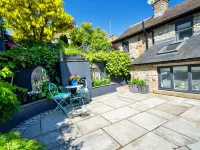 Sisu Bakewell, Limestones Cottage