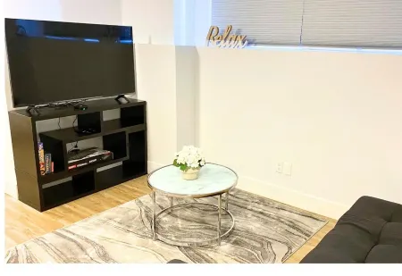 Awesome suite in Riverview. Few minutes walk to Mill Creek Trail Park!