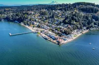 Tacoma 'Dash Point Beach Cabin' w/ Balcony! - Scenic