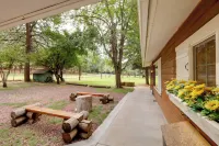 Cozy Cabin on 1 Acre in Premier Pine Neighborhood - Homestays