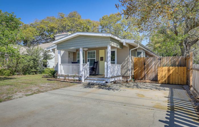Lovely Morehead City Home w/ Fire Pit & Gas Grill