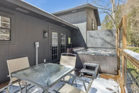 The Sherridan 2 Bedroom Cabin by RedAwning