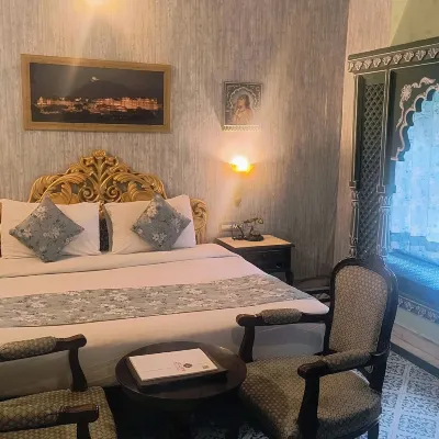 Hotel Janak Vilas Отели рядом с достопримечательностью «Яг Мандир - Лейк Гарден Палас»