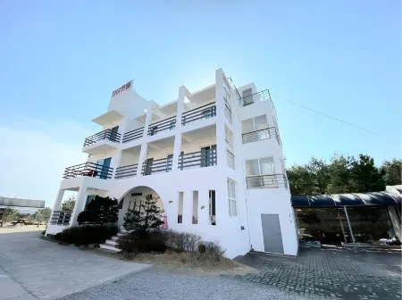 Goseong Sampo Whiteville Pension Отели в г. Косон