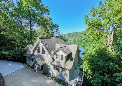 Premium 5 Bedroom 4 kings/ 6 Twins LAKE FRONT Home...BOOK JUNE PROMO DEALS NOW!