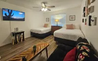 >1 Mile to Colorado River-Updated Family Home for 8, Pet Friendly, Boat Parking Hotels near Bullhead City