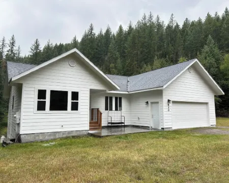 Private, luxury, 4-bedroom home minutes from downtown Bigfork Hotels in Bigfork