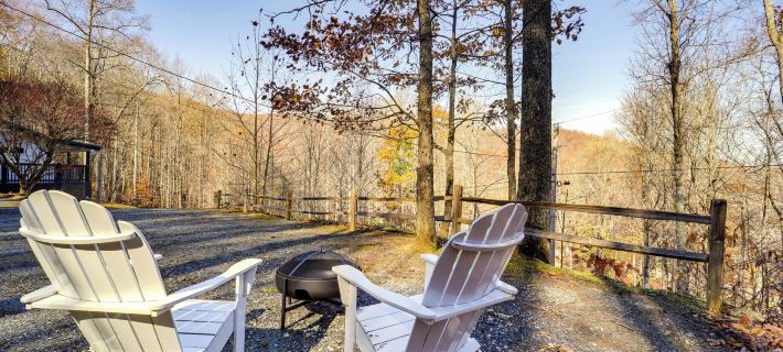 Pet-Friendly Spruce Pine Cabin w/ Private Fire Pit Hoteles en Condado de Mitchell