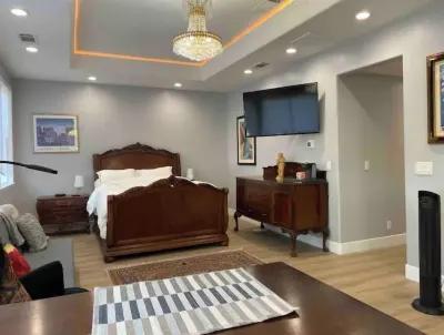 Luxury Spacious Studio in Woodside Plaza