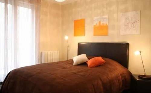 Walk to train and shopping with unique outdoor private space in the city