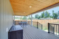 Westport Vacation Rental w/ Private Hot Tub! - Wifi
