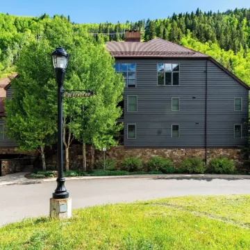 Etta Place 7 by Avantstay Ski in/ Ski Out Unit w/ Striking Views!
